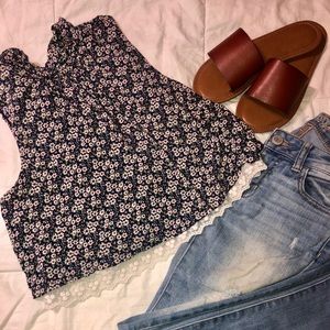 Floral crop top . 🌼